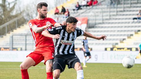 Ein Zweikampf aus dem Spiel der Offenbacher Kickers in Aalen.