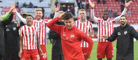 Tunay Deniz tanzt nach dem Sieg gegen Elversberg.