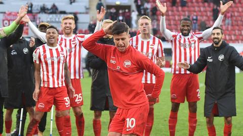 Tunay Deniz tanzt nach dem Sieg gegen Elversberg.