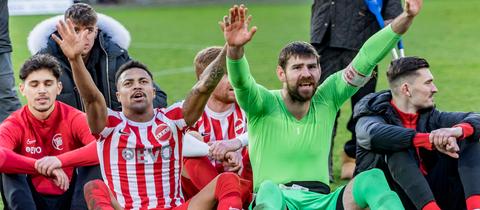 Ronny Marcos und Stephan Flauder feiern mit den OFC-Fans.