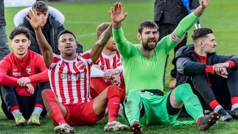 Ronny Marcos und Stephan Flauder feiern mit den OFC-Fans.