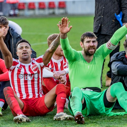 Ronny Marcos und Stephan Flauder feiern mit den OFC-Fans.