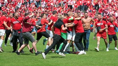 Die Fans von Kickers Offenbach stürmten nach Abpfiff sofort das Feld.