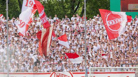 Fans von Kickers Offenbach Türkgücü Friedberg beim Hessenpokal-Finale gegen Türkgücü Friedberg
