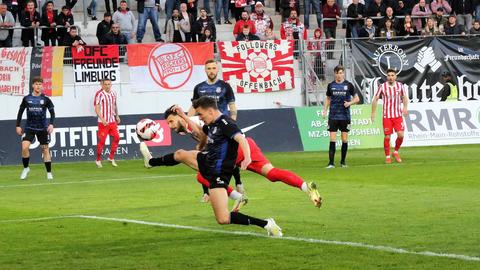 Dejan Bozic vom OFC köpft das 1:0 gegen den FSV Frankfurt