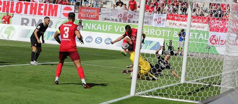 OFC-Neuzugang Dimitrij Nazarov traf früh zur 1:0-Führung gegen die Eintracht-U21. 