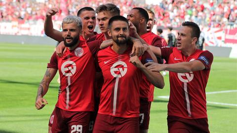 Die OFC-Spieler bejubeln das Führungstor von Dimitrij Nazarov gegen die Eintracht.