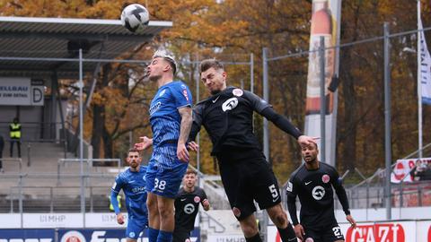 Christian Mauersberger (Kickers), Alexander Sorge (Offenbach) Im Kopfballduell