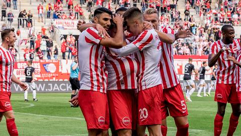 Tunay Deniz von Kickers Offenbach jubelt mit dem Ball unterm Trikot.