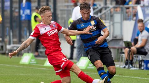 Tim Kircher (l.) gegen Tim Latteier (FSV).