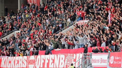 Die Fans von Kickers Offenbach sind gegen die SV Elversberg dabei.