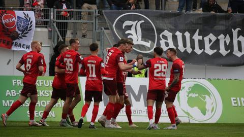 Die Spieler von Kickers Offenbach bejubeln den Derbysieg gegen den FSV.
