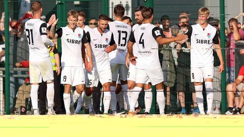 Der TSV Steinbach Haiger jubelt nach dem Sieg gegen Kassel.