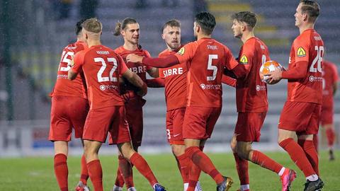 Die Spieler des TSV Steinbach Haiger jubeln.