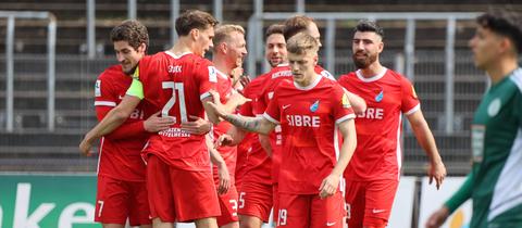 Die Spieler des TSV Steinbach Haiger jubeln