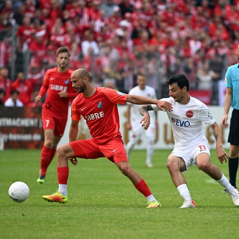 Der Steinbacher erkämpft gegen den Offenbacher den Ball