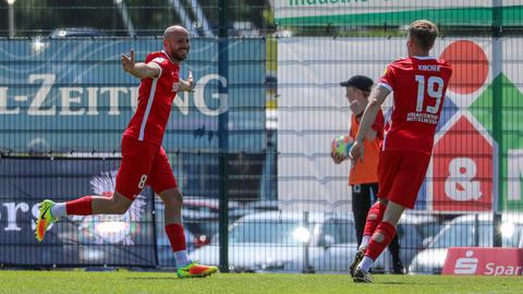 Dino Bisanovic bejubelt seinen Treffer im roten Steinbacher Trikot.