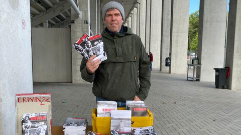 Volker Goll beim Heftverkauf.