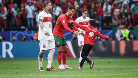 Cristiano Ronaldo empfängt den kleinen Berat mit offenen Armen