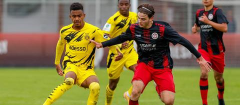 Ben Bischof im Trikot des SV Wehen Wiesbaden im U19-DFB-Pokal 2020 gegen den BVB