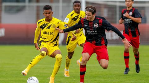 Ben Bischof im Trikot des SV Wehen Wiesbaden im U19-DFB-Pokal 2020 gegen den BVB