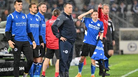 Enttäuschung bei Arminia-Trainer Uwe Koschinat und seinem Team