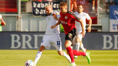 Daniel Brosinski (KSC) und Florian Carstens (SVWW) im Zweikampf