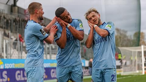 Der SVWW feiert das 2:1 von Brooklyn Ezeh (Mitte).