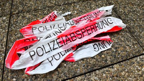 Sujetbild: Auf dem Boden liegt Flatterband mit dem Schriftzug "Polizeiabsperrung"