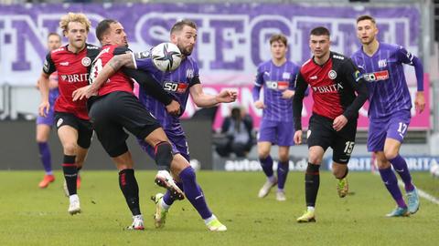 Spieler des SV Wehen Wiesbaden und des VfL Osnabrück kämpfen um den Ball