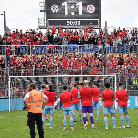 Fans des SV Wehen Wiesbaden