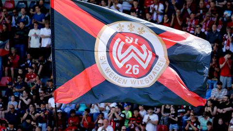 Eine Fan-Fahne des SV Wehen Wiesbaden