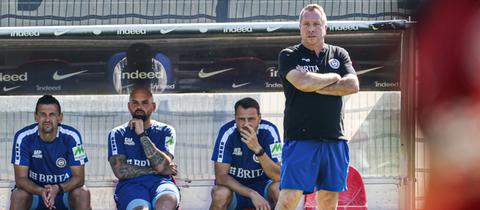Markus Kauczinski und sein Trainerteam beim Testspiel des SVWW in Frankfurt