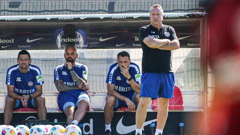 Markus Kauczinski und sein Trainerteam beim Testspiel des SVWW in Frankfurt