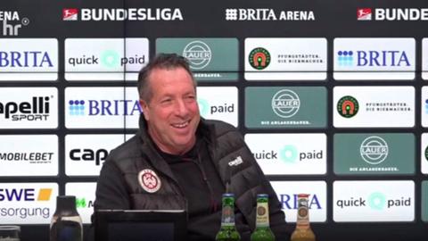 Markus Kauczinski lacht auf der Pressekonferenz