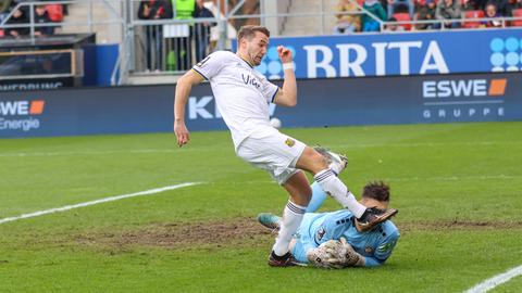 Julian Günther-Schmidt trifft SVWW-Keeper Arthur Lyska im Gesicht.