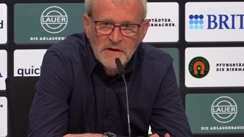 Uwe Stöver sitzt bei der Pressekonferenz.