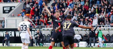 Max Reinthaler bejubelt seinen Treffer gegen Mannheim.