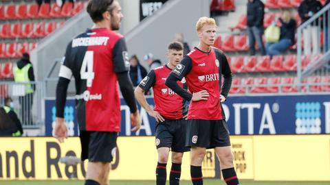 Die Spieler des SV Wehen Wiesbaden nach der Niederlage gegen Meppen