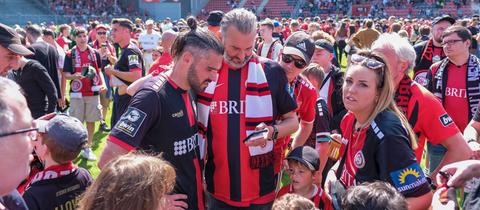 SVWW-Spieler Sascha Mockenhaupt beim verfrühten Platzsturm der Fans