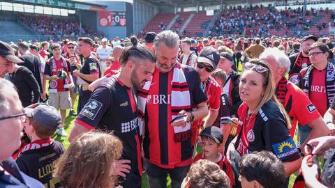 SVWW-Spieler Sascha Mockenhaupt beim verfrühten Platzsturm der Fans