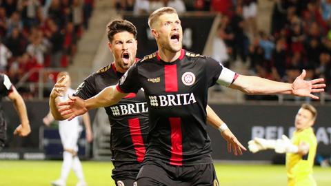 Jubel bei Ahmet Gürleyen und Johannes Wurtz vom SV Wehen Wiesbaden