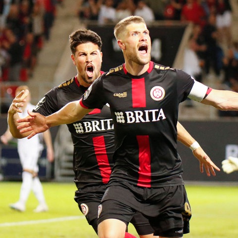 Jubel bei Ahmet Gürleyen und Johannes Wurtz vom SV Wehen Wiesbaden