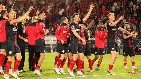 Die SVWW-Spieler feiern den 4:0-Sieg mit den Fans.