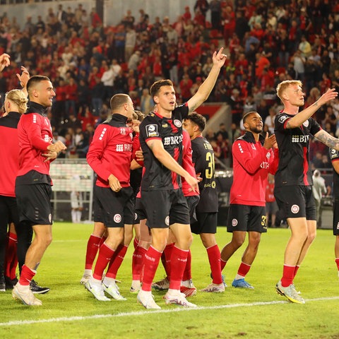 Die SVWW-Spieler feiern den 4:0-Sieg mit den Fans.