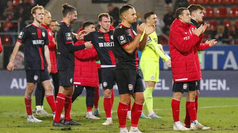 Die Spieler des SVWW nach der Heimniederlage gegen Aue