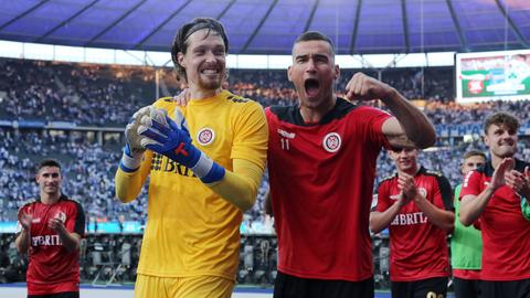 Florian Stritzel und Ivan Prtajin vom SVWW jubeln im Berliner Olympiastadion.