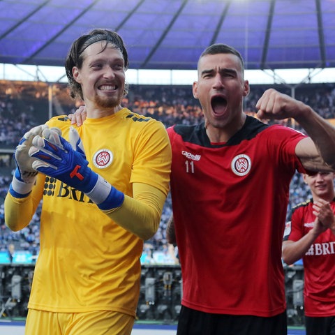 Florian Stritzel und Ivan Prtajin vom SVWW jubeln im Berliner Olympiastadion.