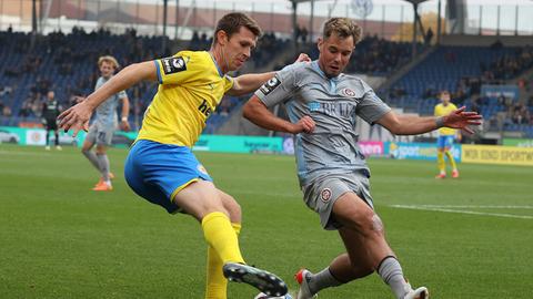 Thijmen Goppel vom SV Wehen Wiesbaden im Zweikampf mit Lasse Schlüter von Eintracht Braunschweig