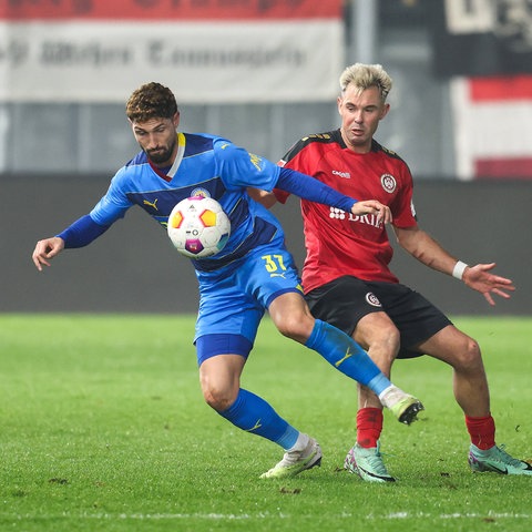 Ein Zweikampf aus dem Hinspiel des SV Wehen Wiesbaden gegen Braunschweig